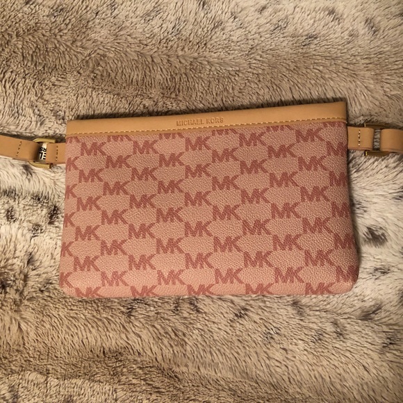 Michael Kors crossbody bag/ Fanny pack NWT pink leather - Picture 5 of 11
